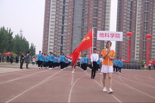 【学生活动】春风贺喜无言语  排比花枝满杏园