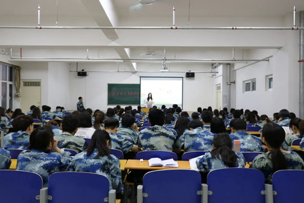 经济学院开展“爱眼日”宣传教育活动