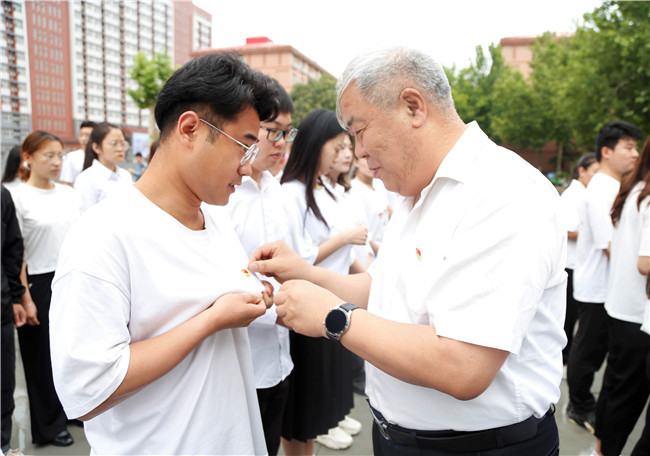 亮身份 守初心 强党性 当先锋 学校领导亲自为我佩戴党徽