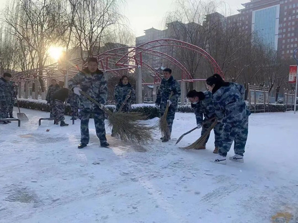 破冰除雪，温情校园