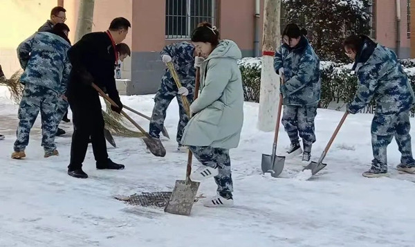 破冰除雪，温情校园