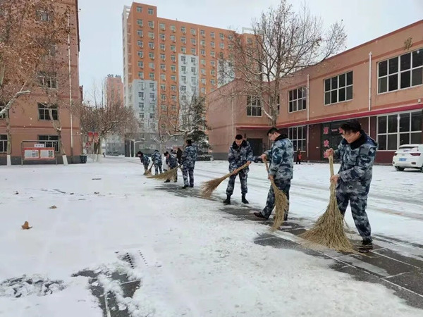 破冰除雪，温情校园