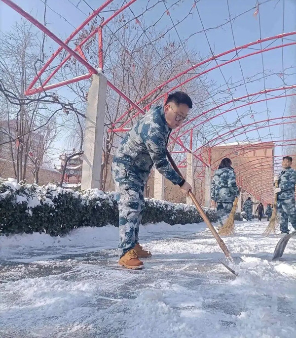 破冰除雪，温情校园