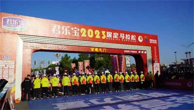 best365体育官网登录入口学生圆满完成2023保定马拉松志愿服务工作