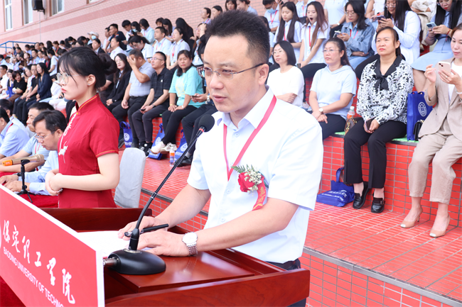 强国有我，意气正扬 ——我校举行2023级新生军训结营式暨开学典礼